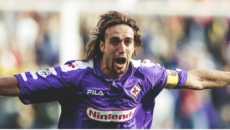 Batistuta saat merayakan gol bersama Fiorentina Copyright: twitter.com/acffiorentinaen