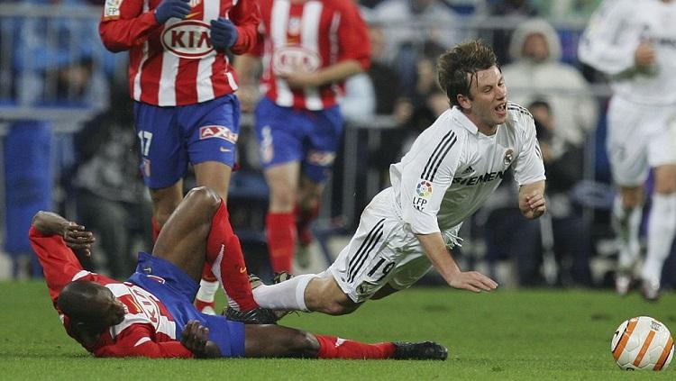 Aksi striker Real Madrid, Antonio Cassano, dalam pertandingan LaLiga Spanyol kontra Atletico Madrid, 4 Maret 2006.