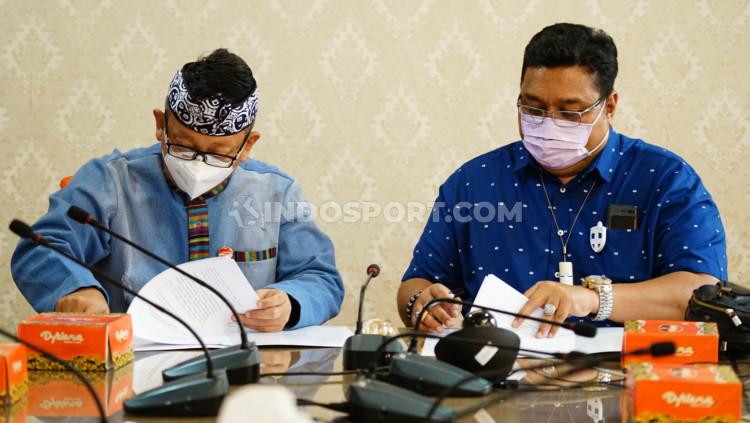 Dirut PT. Mahesa Jenar Semarang, Joni Kurnianto bersama Kadisporapar Jateng Sinoeng N. Rachmadi saat menandatangani MoU penggunaan Stadion Jatidiri oleh PSIS.
