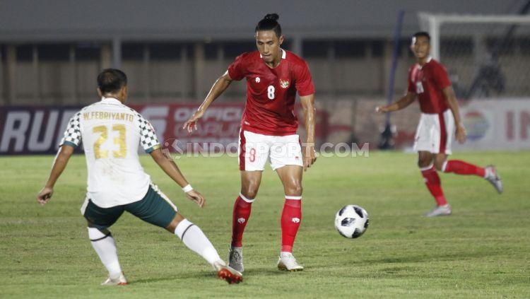 Pemain Timnas U-23, Hanif Sjahbandi, berhadapan dengan pemain Tira Persikabo, Wawan Febrianto. (Foto: Herry Ibrahim/INDOSPORT).