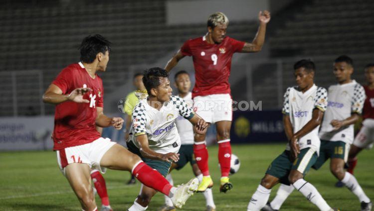 Para pemain Timnas U-23 dan Tira Persikabo saling berebut bola. (Foto: Herry Ibrahim/INDOSPORT).