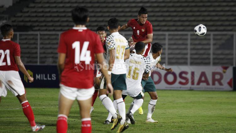 Hanif Sjahbandi (Timnas U-23) yang berusaha melakukan heading dijaga ketat para pemain Tira Persikabo. (Foto: Herry Ibrahim/INDOSPORT).