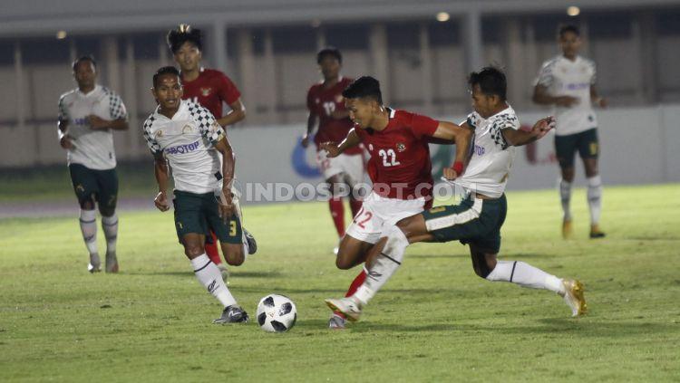 Perebutan bola antara pemain Timnas Indonesia U-23 dengan pemain Tira Persikabo. (Foto: Herry Ibrahim/INDOSPORT).