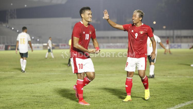 Penyerang Timnas Indonesia, Kushedya Hari Yudo melakukan selebrasi gol bersama M Rafli.