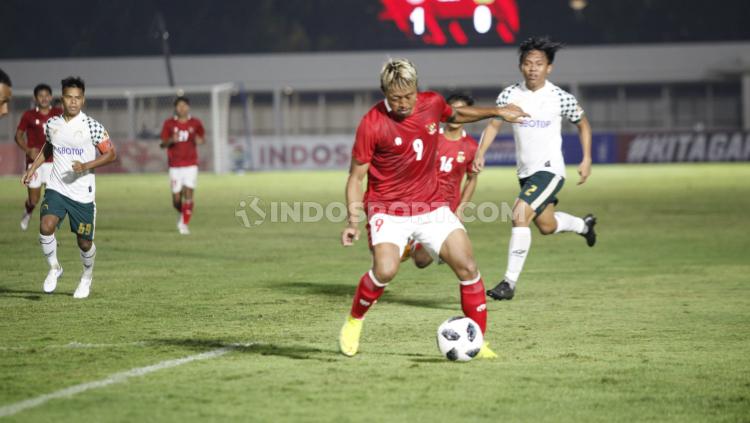 Kushedya Hari Yudo saat menguasai bola di laga melawan Tira Persikabo. Copyright: Herry Ibrahim/INDOSPORT