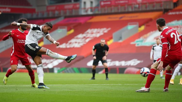 Momen Mario Lemina (Fulham) mencetak gol ke gawang Liverpool Copyright: twitter.com/FulhamFC