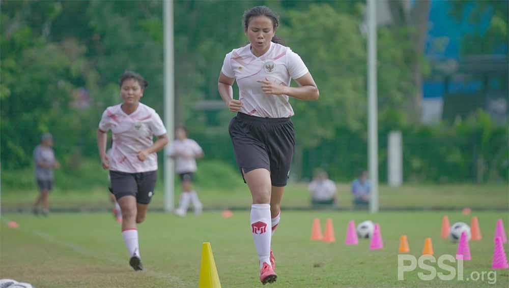 Timnas Wanita Indonesia menggelar latihan perdana di Lapangan D Senayan, Jakarta, Senin (08/03/21).
