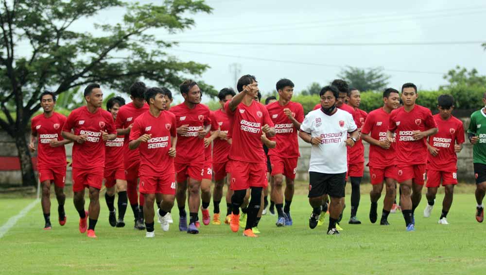 Budiardjo Thalib (putih) di latihan perdana PSM Makassar di Bosowa Sport Center (BSC), Makassar, Minggu (07/03/21) sore.