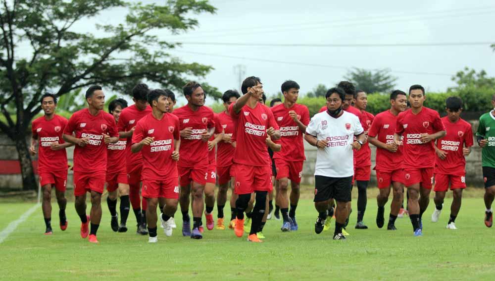 Budiardjo Thalib (putih) di latihan perdana PSM Makassar di Bosowa Sport Center (BSC), Makassar, Minggu (07/03/21) sore. - INDOSPORT