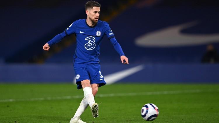 Jorginho mencetak gol kedua Chelsea melawan Everton lewat titik penalti. Copyright: Twitter @ChelseaFC