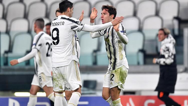 Federico Chiesa berselebrasi bersama Alvaro Morata setelah mencetak gol kedua Juventus. Copyright: (Photo by Valerio Pennicino/Getty Images)