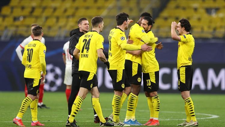 Selebrasi pemain Borussia Dortmund setelah mencetak gol ke gawang Sevilla. Copyright: (Photo by Lars Baron/Getty Images)