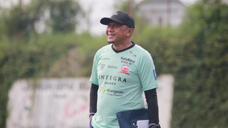 Pelatih merangkap manajer, Rahmad Darmawan, memimpin latihan Madura United menjelang Piala Menpora 2021.