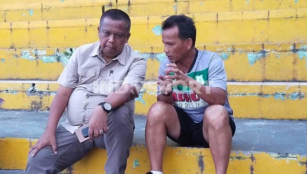 Manajer PSMS Medan, Mulyadi Simatupang (kiri) saat berdiskusi dengan pelatih sementara PSMS, Ansyari Lubis (kanan).