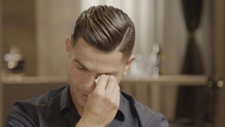Ronaldo menangis saat diwawancarai Piers Morgan. - INDOSPORT