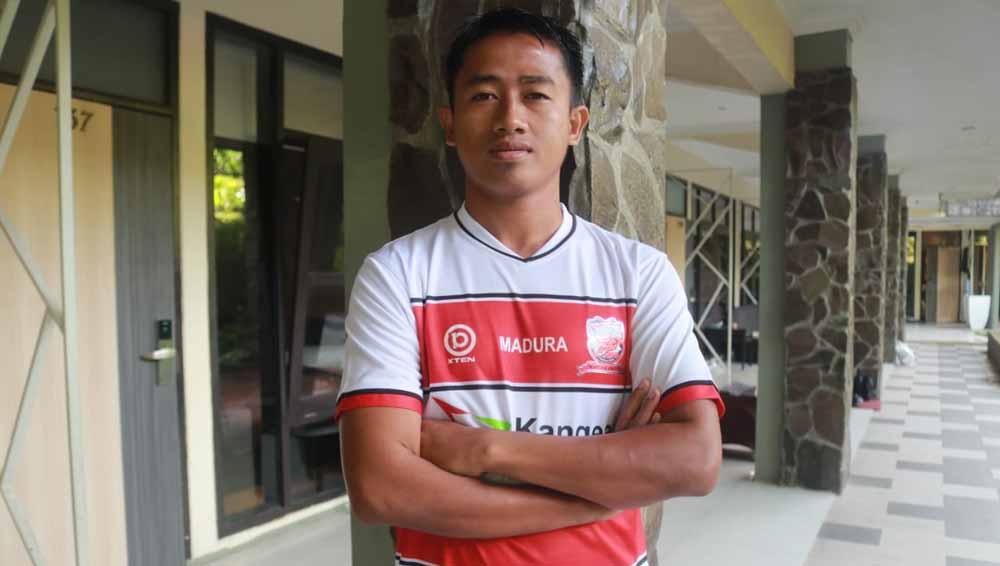 Pemain Madura United, Bayu Gatra, menerima kekalahan timnya dari Bhayangkara FC di Liga 1, Sabtu (18/09/21). - INDOSPORT
