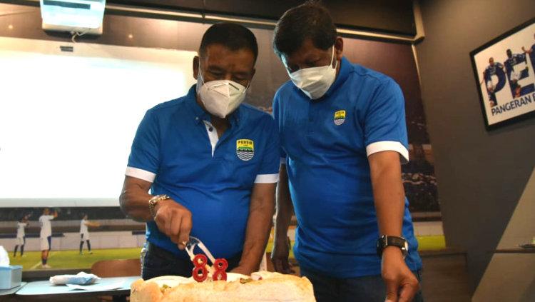 Komisaris PT PBB, Umuh Muchtar (kiri) dan Kuswara S Taryono (kanan) saat memotong kue ulang tahun Persib ke-88 di Graha Persib, Jalan Sulanjana, Kota Bandung, Minggu (14/03/21).