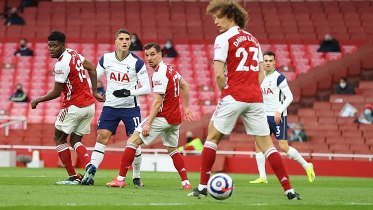 Erik Lamela (Tottenham Hotspur) mencetak gol setelah melewati dua pemain Tottenham, Thomas Partey and Cedric Soares.