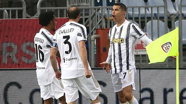 Cristiano Ronaldo berselebrasi usai mencetak gol untuk Juventus di laga melawan Cagliari.