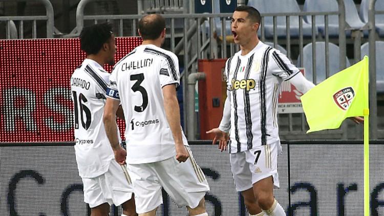 Cristiano Ronaldo berselebrasi usai mencetak gol untuk Juventus di laga melawan Cagliari. Copyright: (Photo by Enrico Locci/Getty Images)