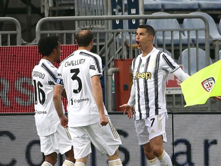 Cristiano Ronaldo berselebrasi usai mencetak gol untuk Juventus di laga melawan Cagliari. Copyright: (Photo by Enrico Locci/Getty Images)