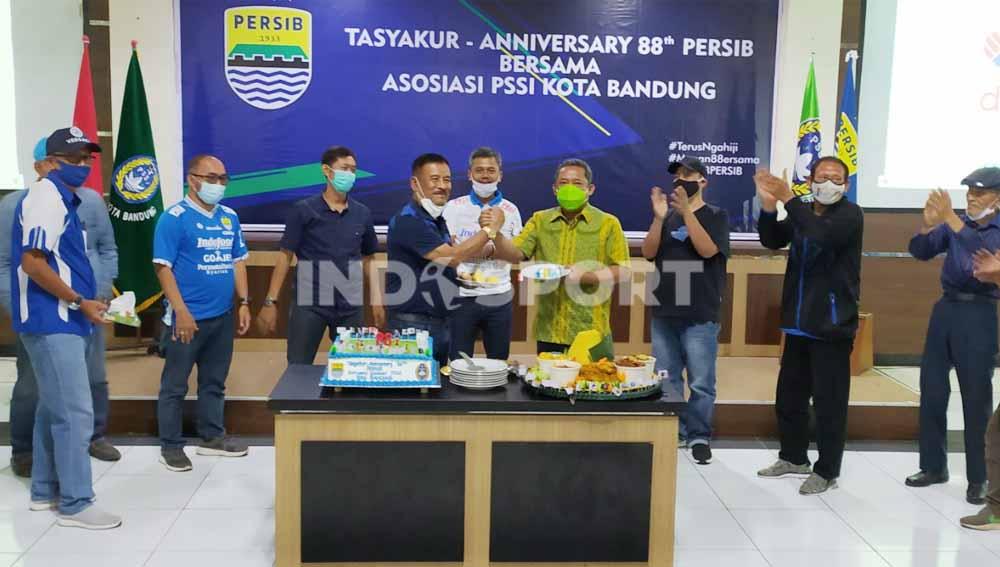 Askot PSSI Kota Bandung menggelar syukuran ulang tahun Persib ke-88 di Aula Gedung Asosiasi PSSI Provinsi Jawa Barat, Jalan Lodaya, Kota Bandung, Minggu (14/03/21).