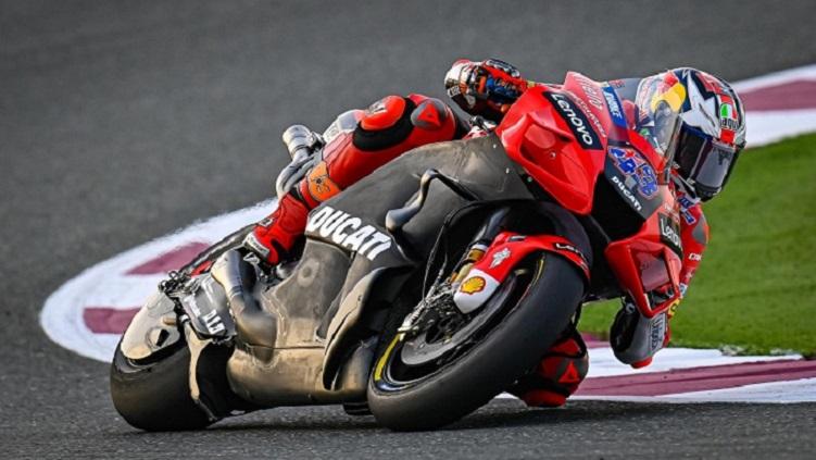 Jack Miller, pembalap Ducati, menerima hukuman penalti yaitu turun tiga baris start untuk race MotoGP Argentina 2022 usai terlibat insiden dengan Fabio Quatararo. - INDOSPORT