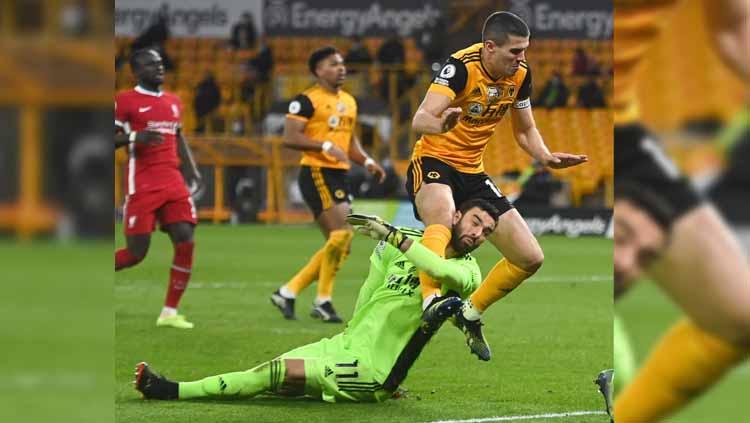 Momen Rui Patricio terlibat bentrokan dengan Conor Coad. - INDOSPORT