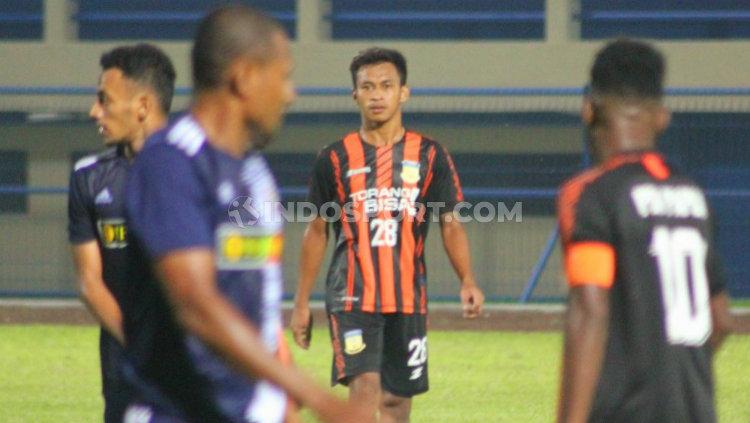 Osvaldo Haay saat memperkuat tim sepak bola PON Papua di laga eksibisi peresmian Stadion Barnabas Youwe. - INDOSPORT