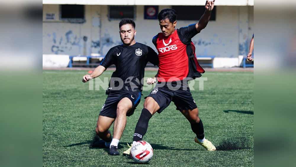 Pratama Arhan (merah) saat berebut bola dengan Mahir Radja pada saat PSIS menjalankan pola latihan taktikal di Stadion Citarum pada Rabu (17/03/21).