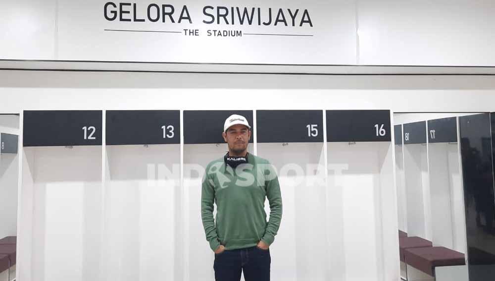 Pelatih Sriwijaya FC Nilmaizar saat melihat langsung ruang ganti pemain di Stadion Gelora Sriwijaya Jakabaring Palembang.