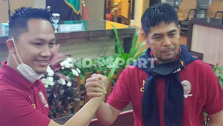 Pelatih Sriwijaya FC, Nilmaizar (kanan) bersama manajer, Muhammad Fadli.