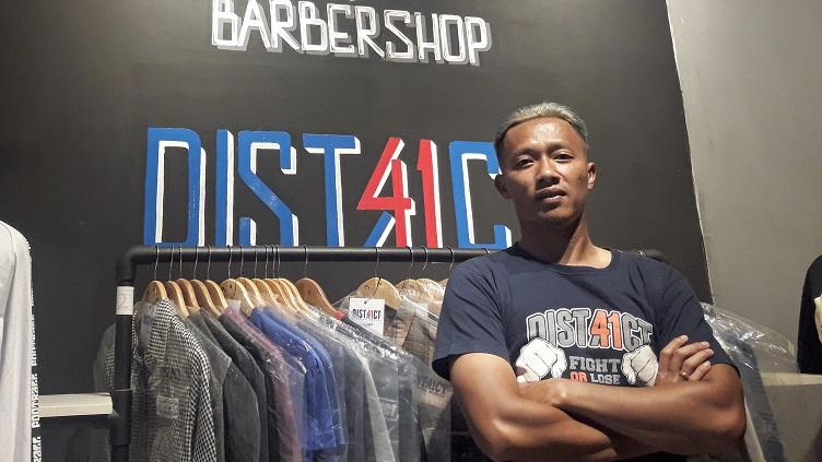 Pemain Arema FC, Dendi Santoso, melebarkan bisnis di luar lapangan hijau.