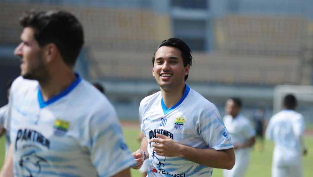 Ezra Walian saat berlatih dengan Persib di Stadion GBLA, Kota Bandung, Kamis (18/03/21). - INDOSPORT