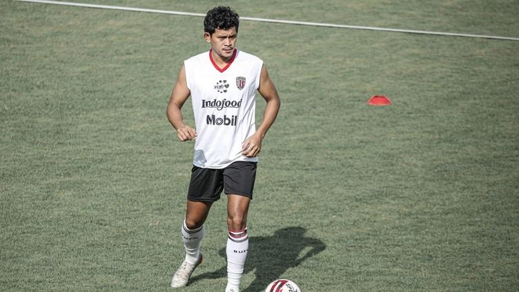 Pemain baru Bali United FC, Rizky Pellu, menjalani latihan perdana, Kamis (18/03/2021)