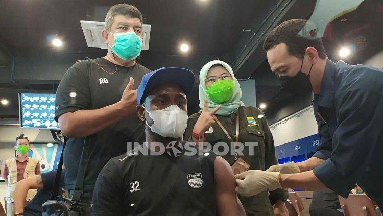 Bek Persib, Victor Igbonefo, saat menjalani vaksin di Graha Persib, Jalan Sulanjana, Kota Bandung, Jumat (19/03/21).