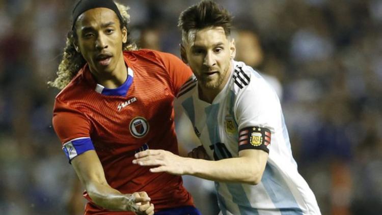 Zachary Herivaux (Kiri), Calon Pemain Baru Persib Saat Duel dengan Lionel Messi.
