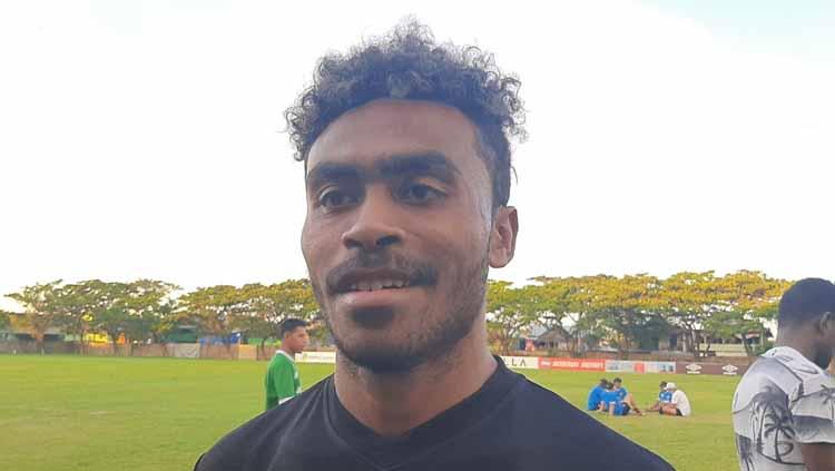 Saudara kembar Yakob Sayuri, Yance Sayuri, menceritakan proses adaptasinya yang terbilang unik bersama klub Liga 1, PSM Makassar.