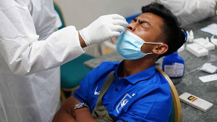 Pemain PSIS Pratama Arhan saat menjalani tes antigen setelah tiba di Solo.
