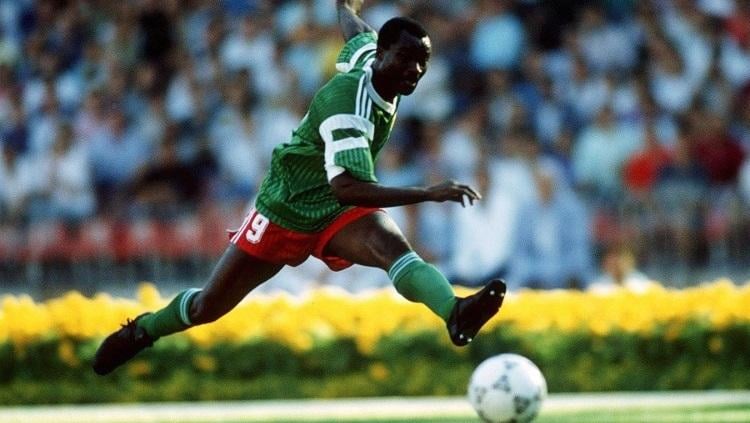 Striker legendaris timnas Kamerun, Roger Milla menjadi salah satu pemain Liga Indonesia yang pernah unjuk gigi di Piala Afrika. - INDOSPORT
