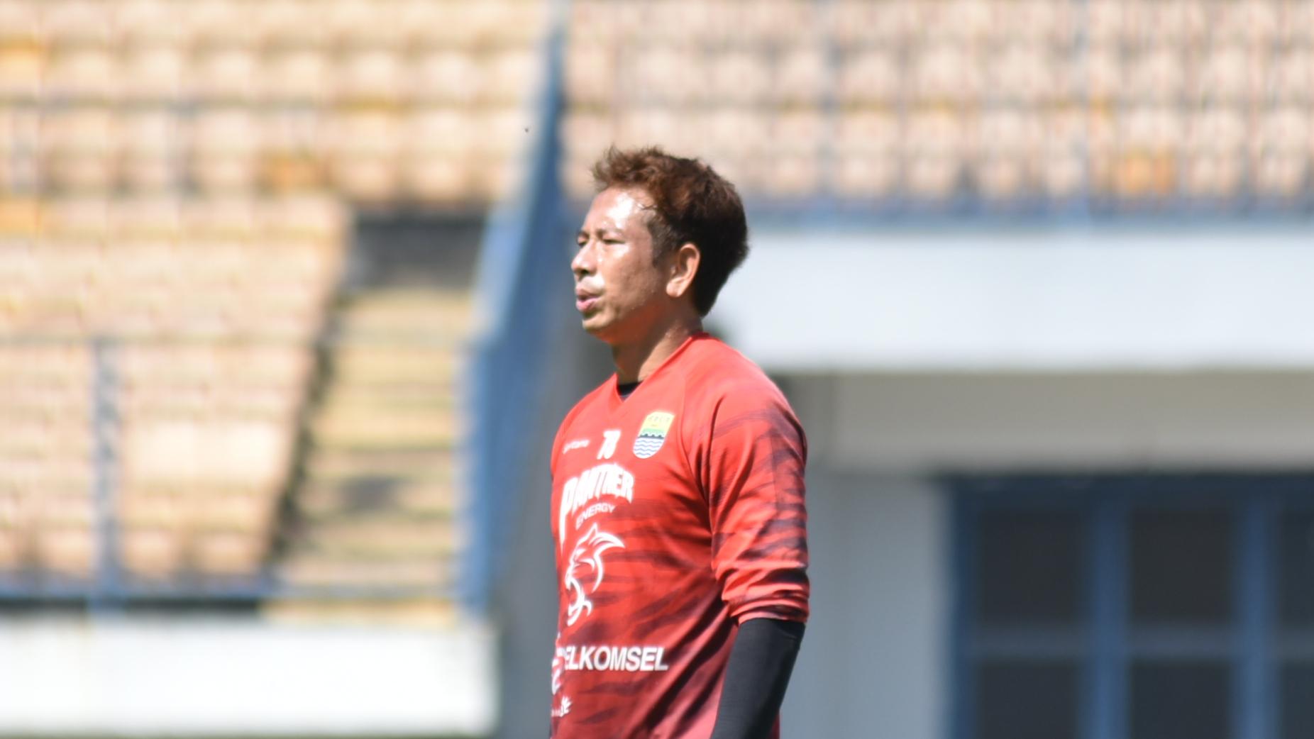 Kiper Persib, I Made Wirawan saat latihan di Stadion GBLA, Kota Bandung.