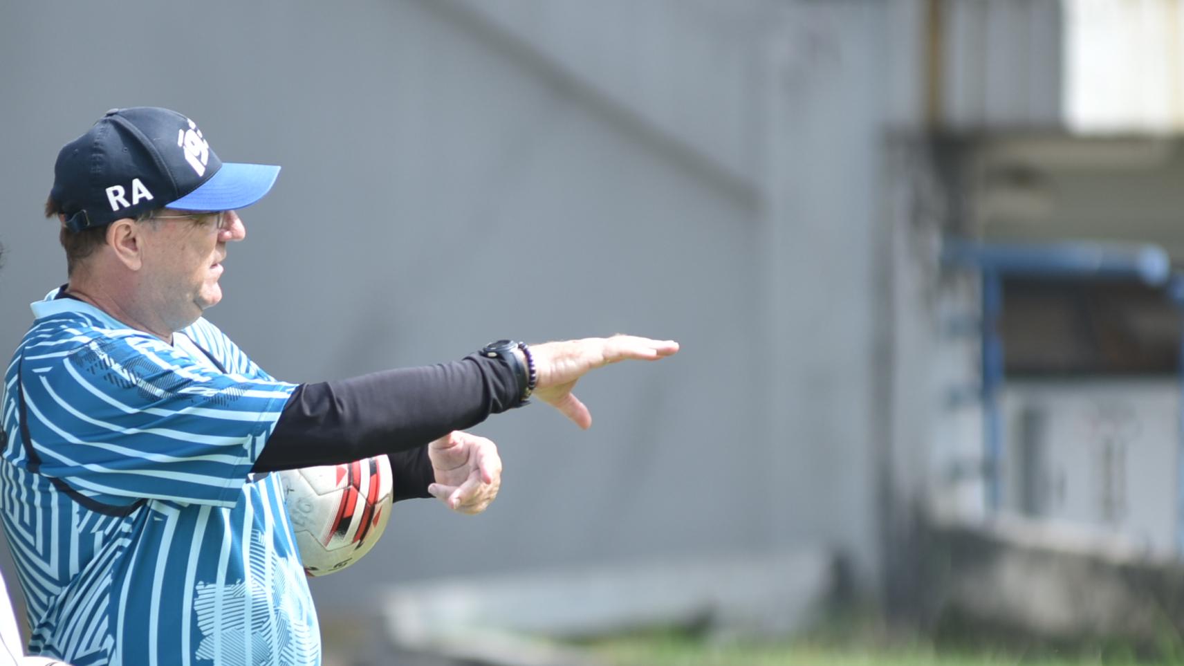 Pelatih Persib Bandung, Robert Rene Alberts, saat memimpin latihan di Stadion GBLA, Kota Bandung, beberapa waktu lalu. Copyright: Arif Rahman/INDOSPORT