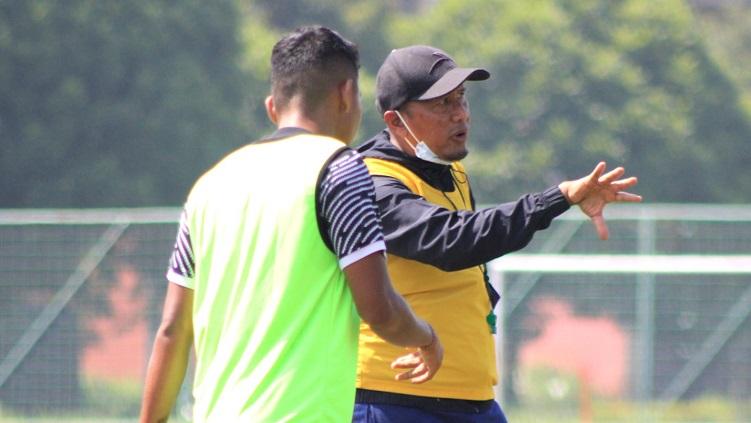 Pelatih Madura United, Rahmad Darmawan, memberikan arahan kepada pemainnya saat latihan di lapangan Batununggal, Kota Bandung, Sabtu (20/3/21).