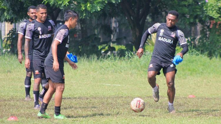 David Laly saat berlatih bersama Madura United di Lapangan Batununggal, Kota Bandung, Sabtu (20/03/2021). - INDOSPORT