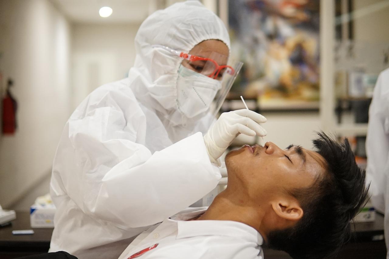 Wonderkid PSM Makassar, Rizky Eka Pratama, saat melakukan test swab antigen setibanya di Ascent Premiere Hotel, Malang, Sabtu (20/03/21) malam.