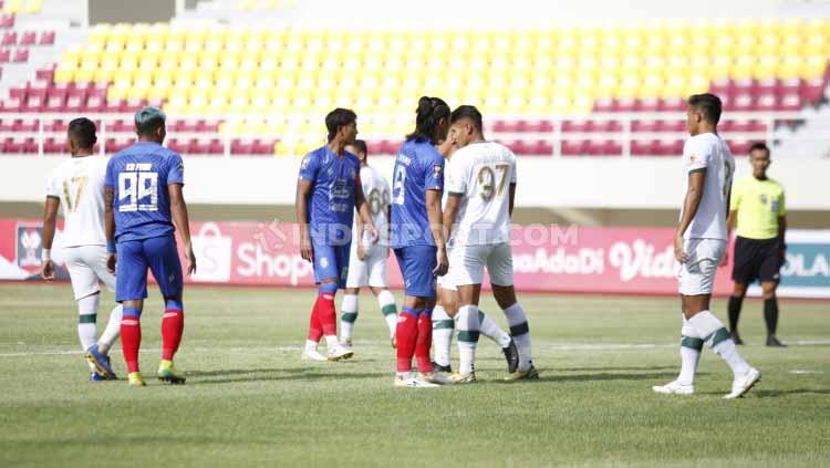 Babak 1 pertandingan grup A Piala Menpora 2021 antara Arema FC vs Tira Persikabo di Stadion Manahan Solo, Minggu (21/03/21). Copyright: Herry Ibrahim/Indosport