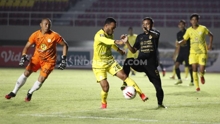 Aksi Rizky Pora di laga Liga Piala Menpora PSIS Semarang vs Barito Putera.