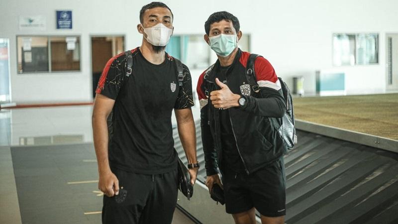 Pemain Bali United, Gunawan Dwi Cahyo (kiri) dan Rizky Pellu, ketika tiba di Yogyakarta International Airport, Minggu (21/03/21).