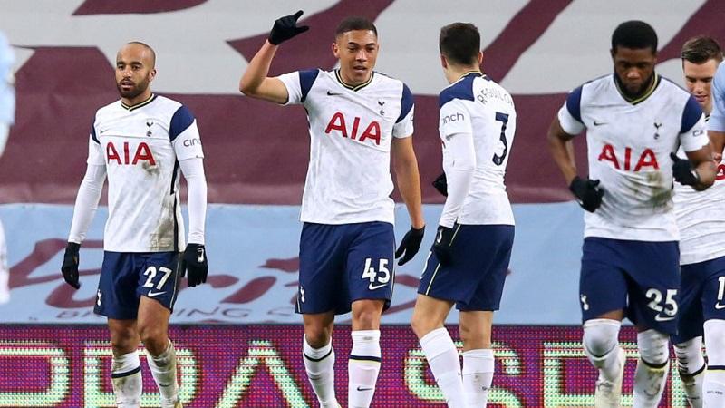 Pemain Tottenham Hotspur, Carlos Vinicius, melakukan selebrasi setelah mencetak gol ke gawang Aston Villa pada laga lanjutan Premier League di Villa Park, Minggu (211/3/2021).