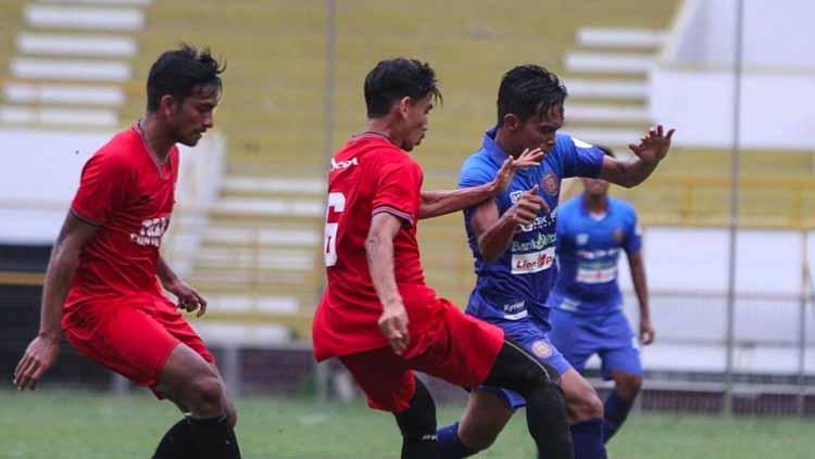 Persiraja Banda Aceh (baju biru) saat melakoni laga uji coba dengan tim sepak bola PON Aceh, beberapa hari lalu.